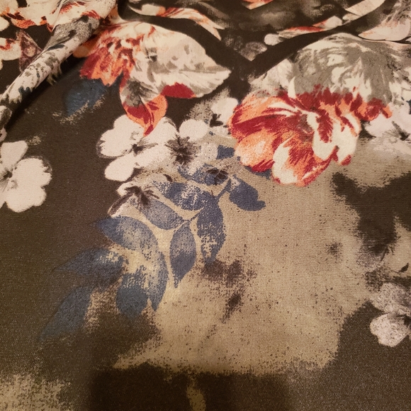 Beautiful semi sheer blouse with zipper in back and side splits. Like new. - Picture 7 of 8